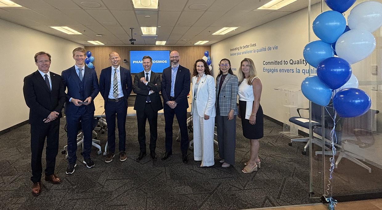 Photo de groupe de l'équipe lors de l'annonce de Pharmacosmos