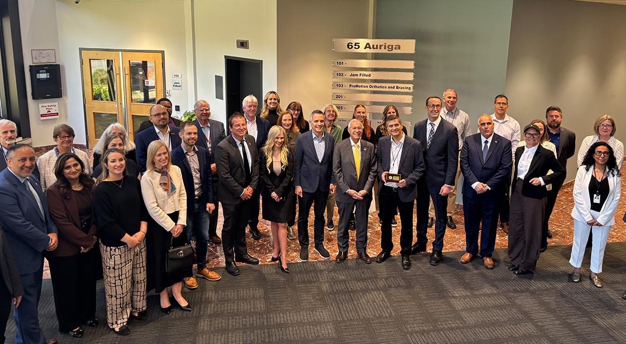 Photo de groupe de l'équipe lors de l'annonce de Ross Video